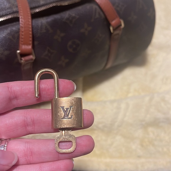 LV MONOGRAM PAPILLON VINTAGE BAG WITH LOCK AND KEY#302 AND LV PAPER CARD HOLDER! - Picture 14 of 15
